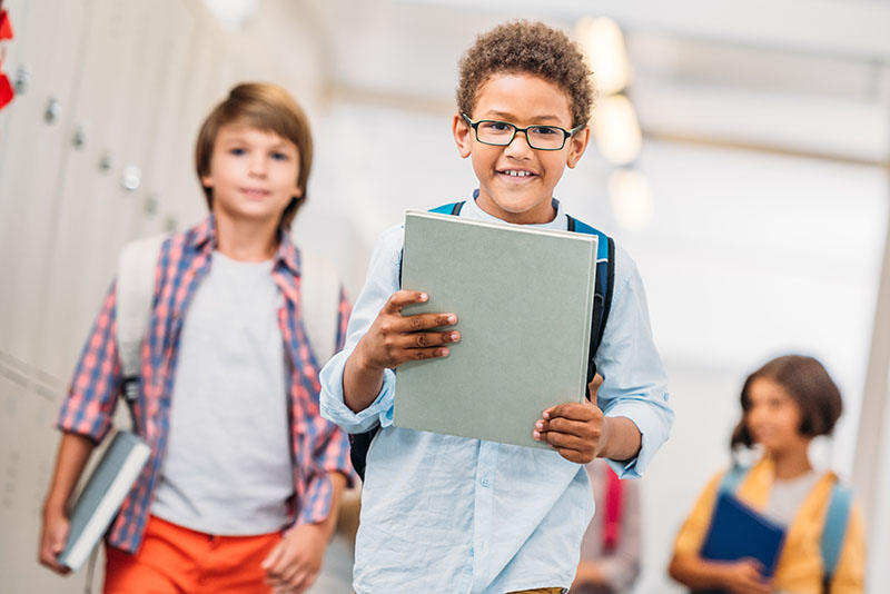 Schüler bekommen Schülerhilfe beim Mitteldeutschen Lerninstitut