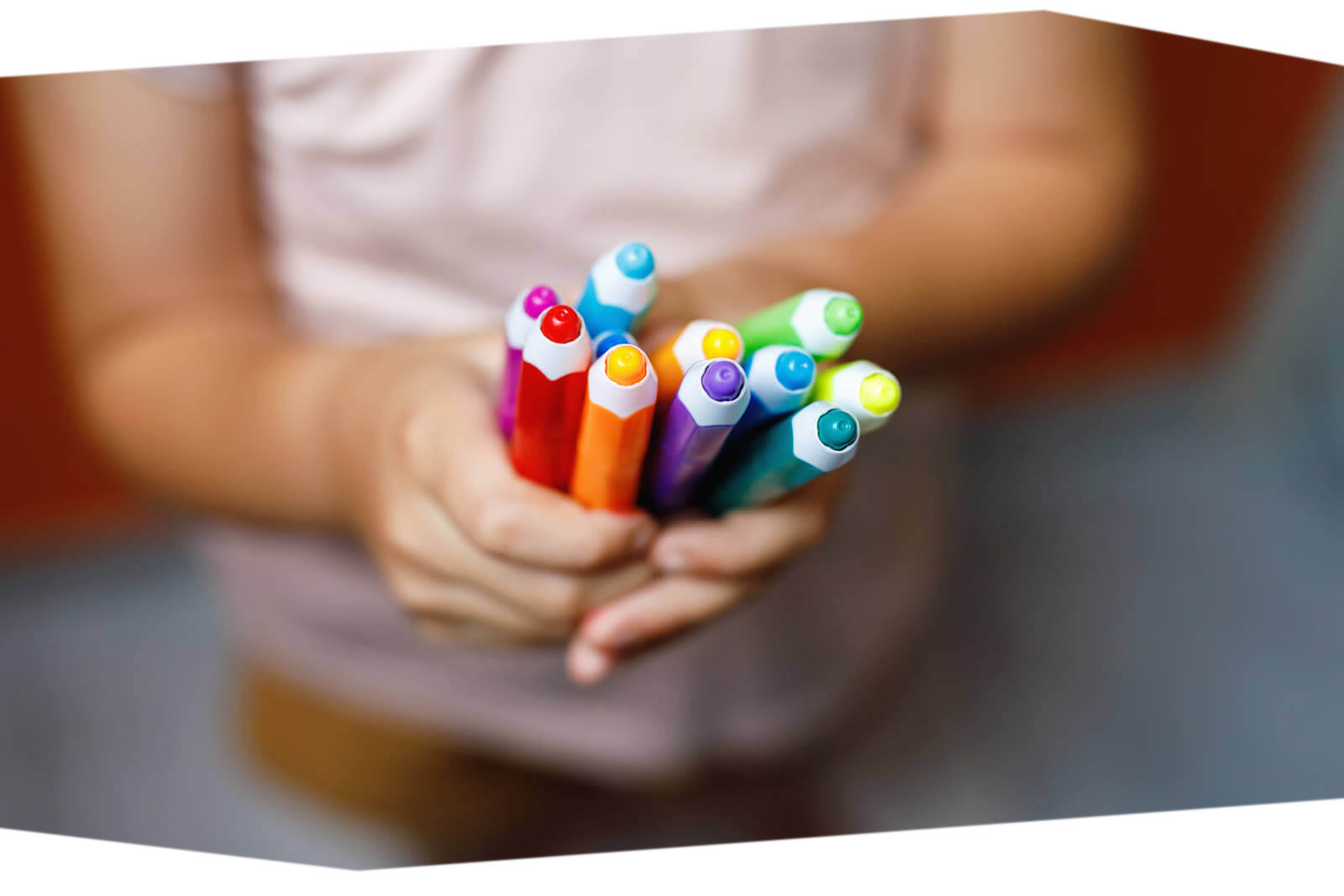 Lernförderun Bildung und Teilhabe Kind hält viele Stifte in der Hand. Es soll Lernförderungsymbolisieren